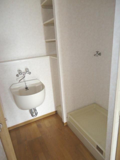 Wash basin, toilet. Utility space in the center of the room