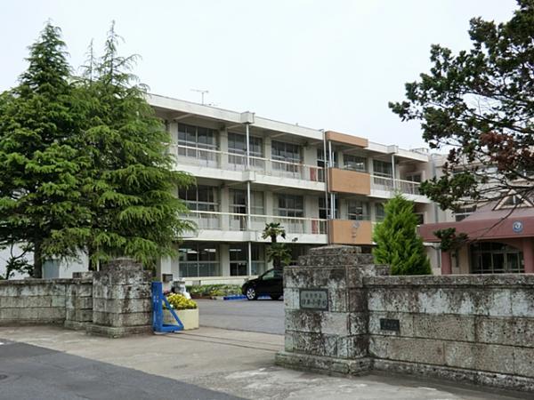 Primary school. Usui 18-minute walk from the 1400m elementary school to elementary school.