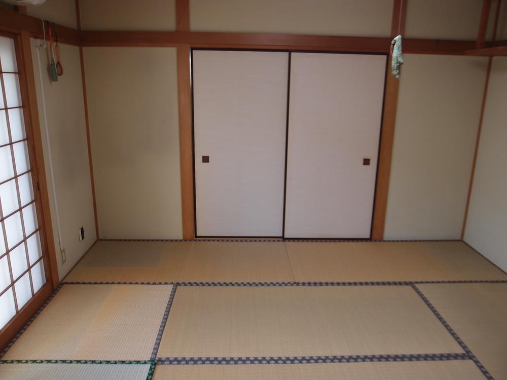 Non-living room. First floor Japanese-style room (about 8 tatami mats) (September 2013) Shooting