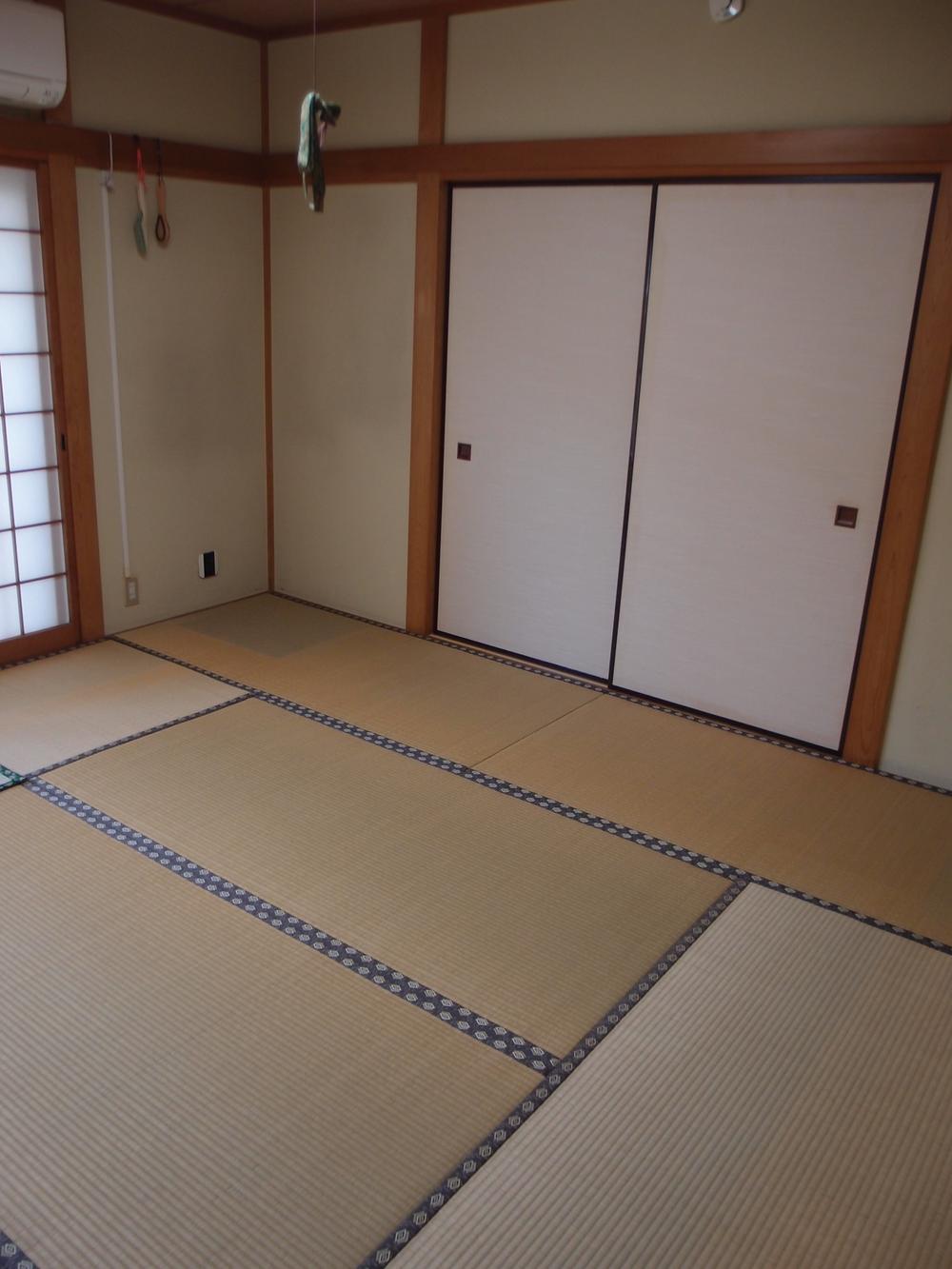 Non-living room. First floor Japanese-style room (about 8 tatami mats) (September 2013) Shooting