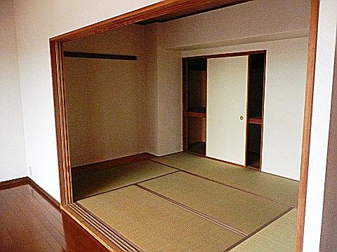 Non-living room. Japanese-style room that can be used in the living room and on earth