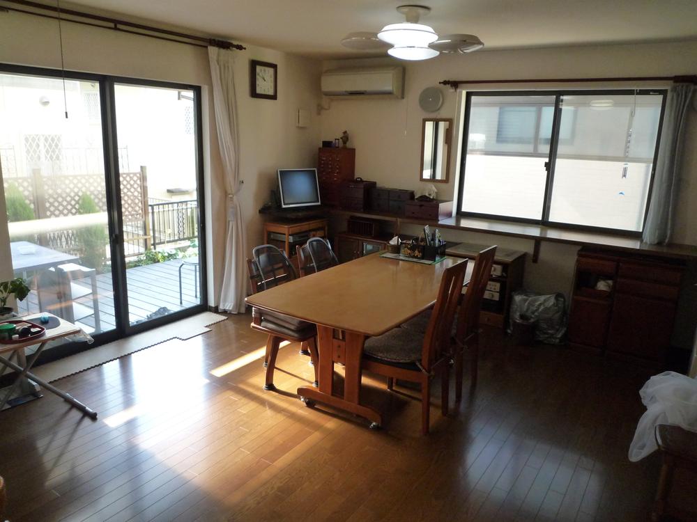 Living. Spacious space of about 20 tatami Combined with the kitchen ☆ Floor heating Ya, Also installation convenient counter in a variety of work! The walls have been using diatomaceous earth.