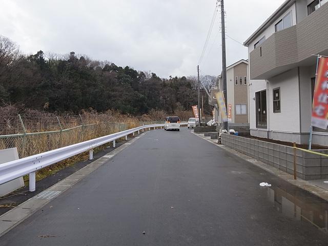 Local photos, including front road. A quiet residential area