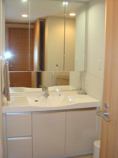 Wash basin, toilet. Washstand of triple mirror equipped