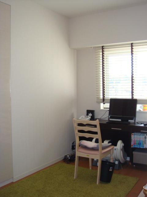 Non-living room. Currently available in the husband of the study a one-room