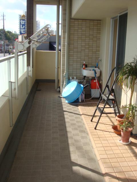 Balcony. Good per yang two-sided balcony