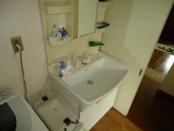 Wash basin, toilet