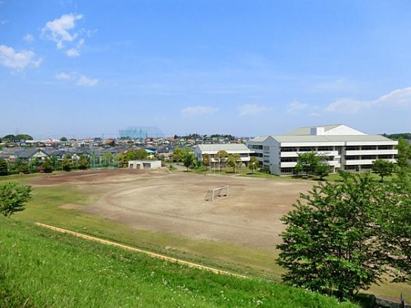 Junior high school. Good location of a 1-minute walk from the 73m junior high school until the Minami Usui junior high school!