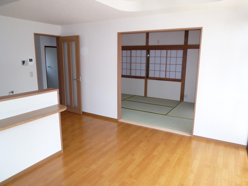 Living.  ☆ Japanese-style room: tatami mat sort already, Sliding door ・ Exchange Shoji Zhang ☆