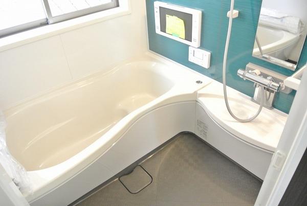 Bathroom. Local (11 May 2013) Shooting