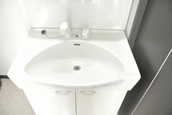 Wash basin, toilet. Local (11 May 2013) Shooting