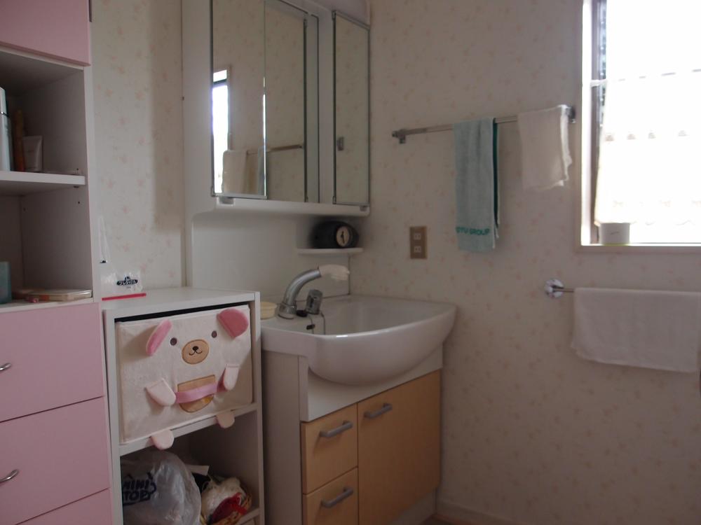 Wash basin, toilet. Washroom (2013 June vanity exchange) (October 2013) Shooting