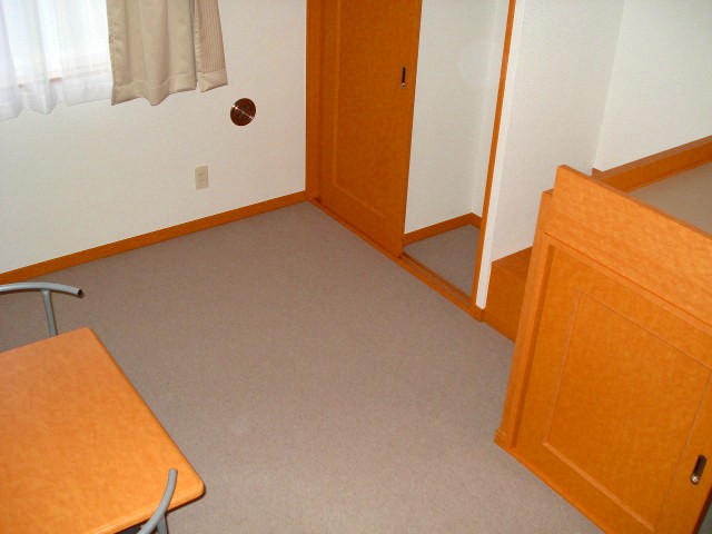 Living and room. 1F is carpet.