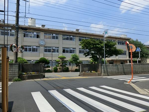 Junior high school. Shizu a 12-minute walk from the 950m junior high school until junior high school.