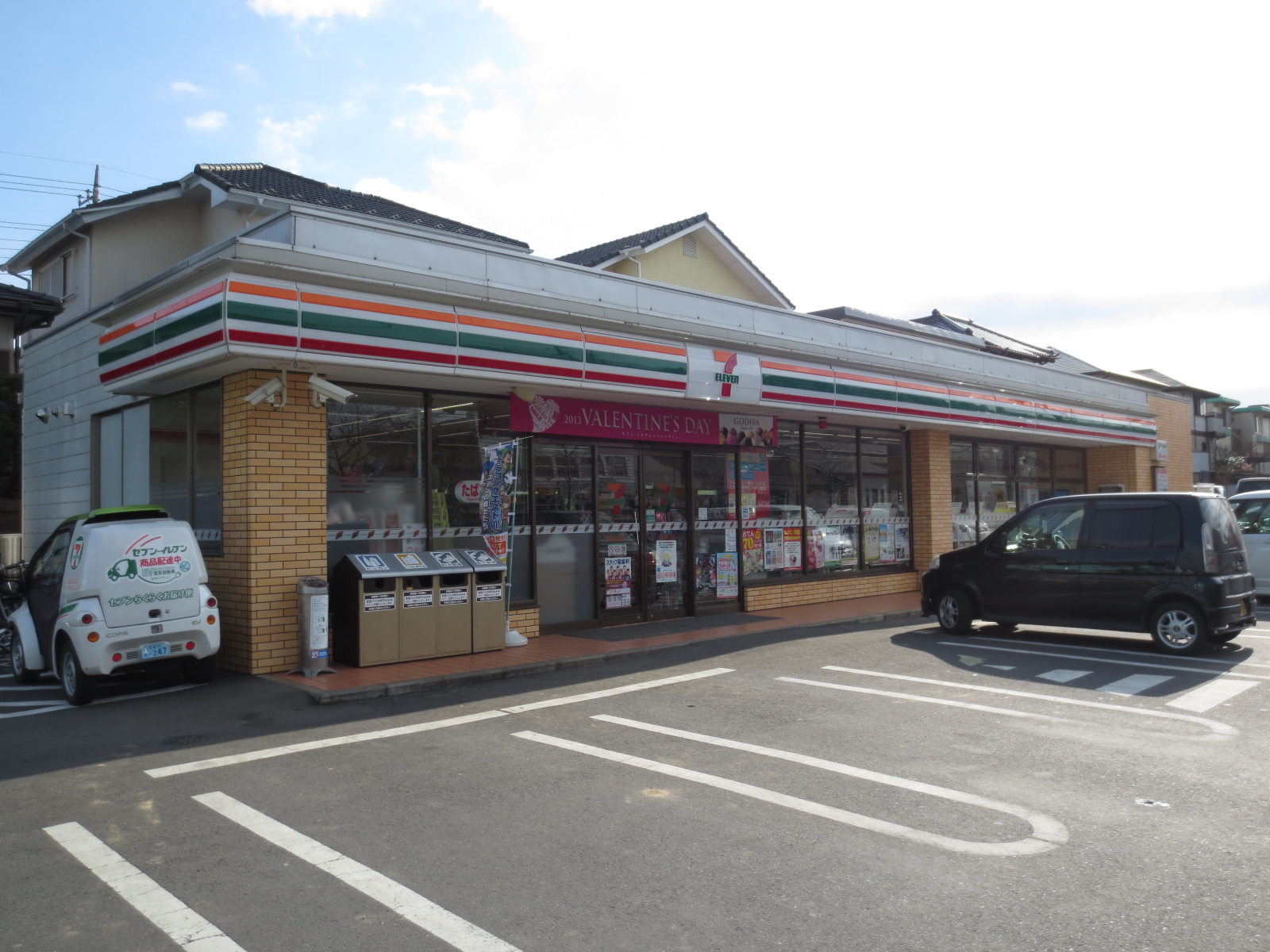 Convenience store. Seven-Eleven Sakura Ojidai 2-chome up (convenience store) 323m
