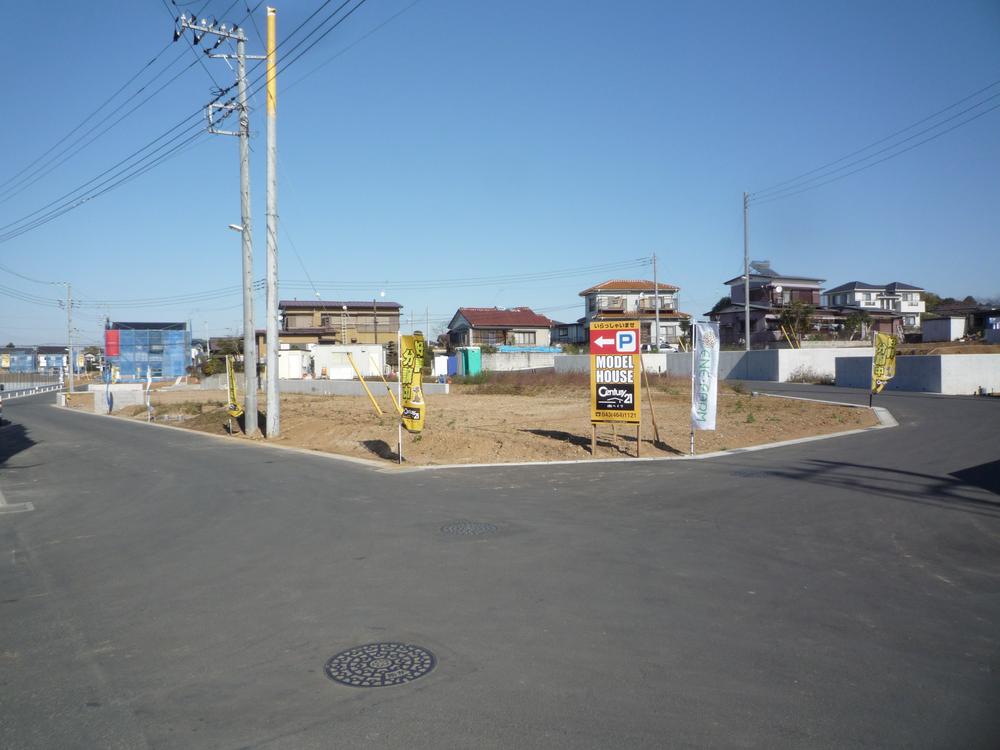 Local photos, including front road. Local (11 May 2015) Shooting. Front road is spacious 6.5m.