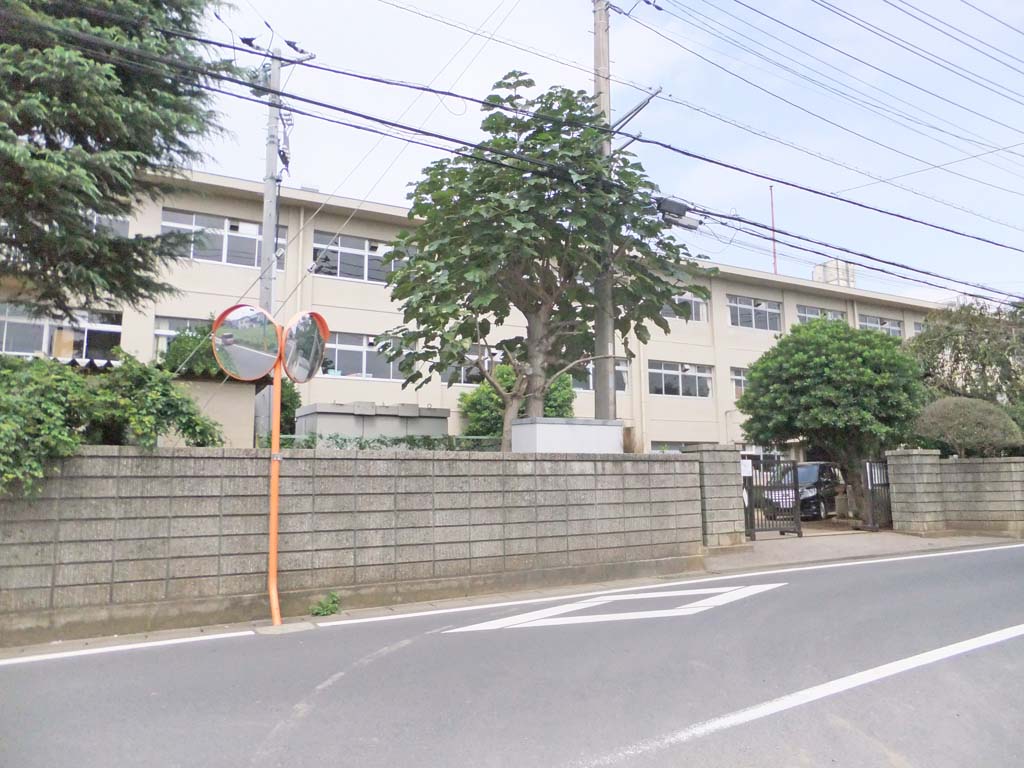 Junior high school. 585m until Sakura Municipal Shizu junior high school (junior high school)