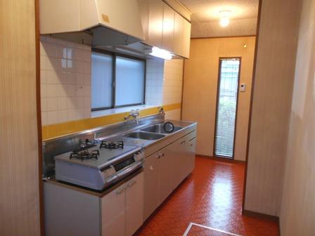 Kitchen. About 6 Pledge spacious kitchen