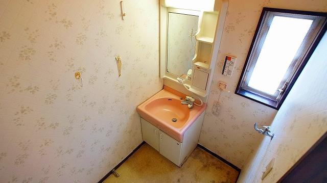 Wash basin, toilet. Washroom image
