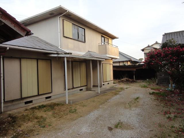 Local appearance photo. Local (12 May 2013) is a picture of before shooting renovation. And exterior wall paint.