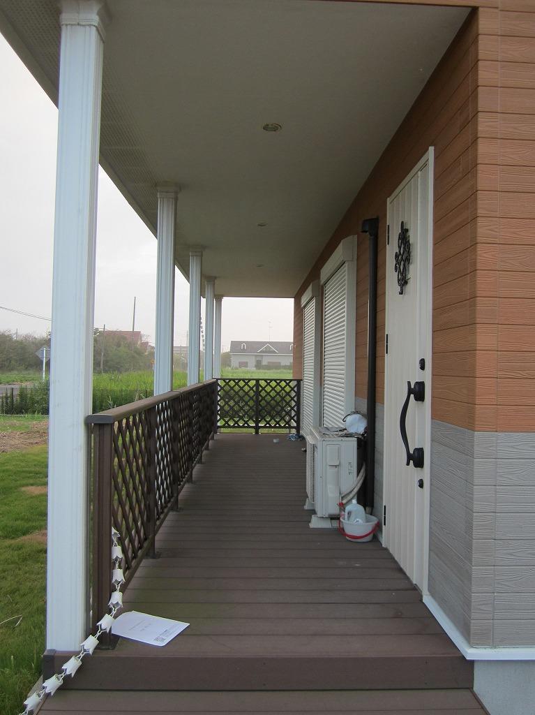 Balcony. Wide of the building south wood deck. There is an outdoor shower on deck aside. You, Drop sand in the outdoor shower on the way home from the sea. Entrance and sequels, Eaves is also very easy to use and come out big.