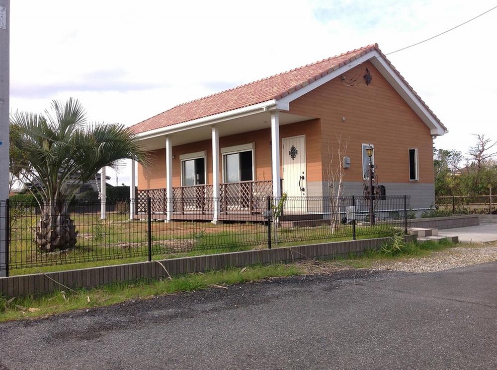 Local appearance photo. March 2011 new construction, built in shallow Property. There is a large wooden deck and an outdoor shower in the south, Is convenient Nagase immediately the sand even came back from the sea.