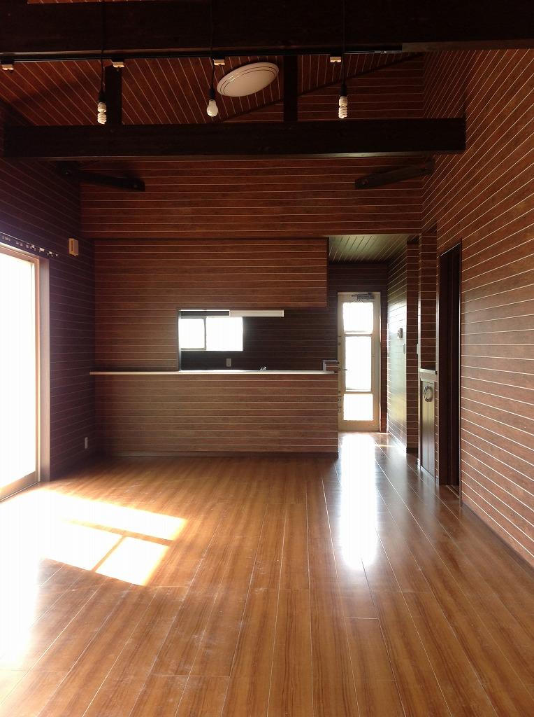 Living. Sunny bright LDK. Yes 21.3 tatami, It is spread. Tilt ceiling makes me still feel a wide space.