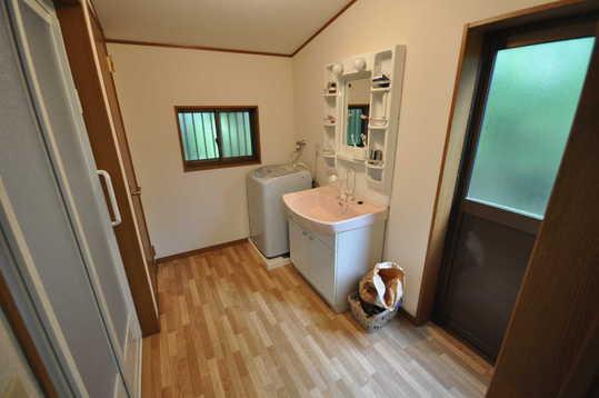 Wash basin, toilet. Togane island Existing home