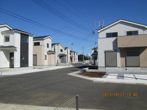 Local photos, including front road. Subdivision in the spacious 6m road