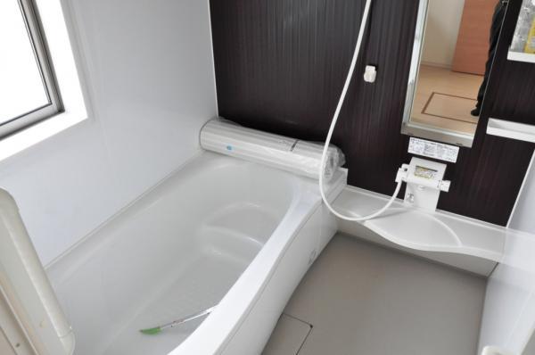 Bathroom. With bathroom ventilation dryer, Es line tub!
