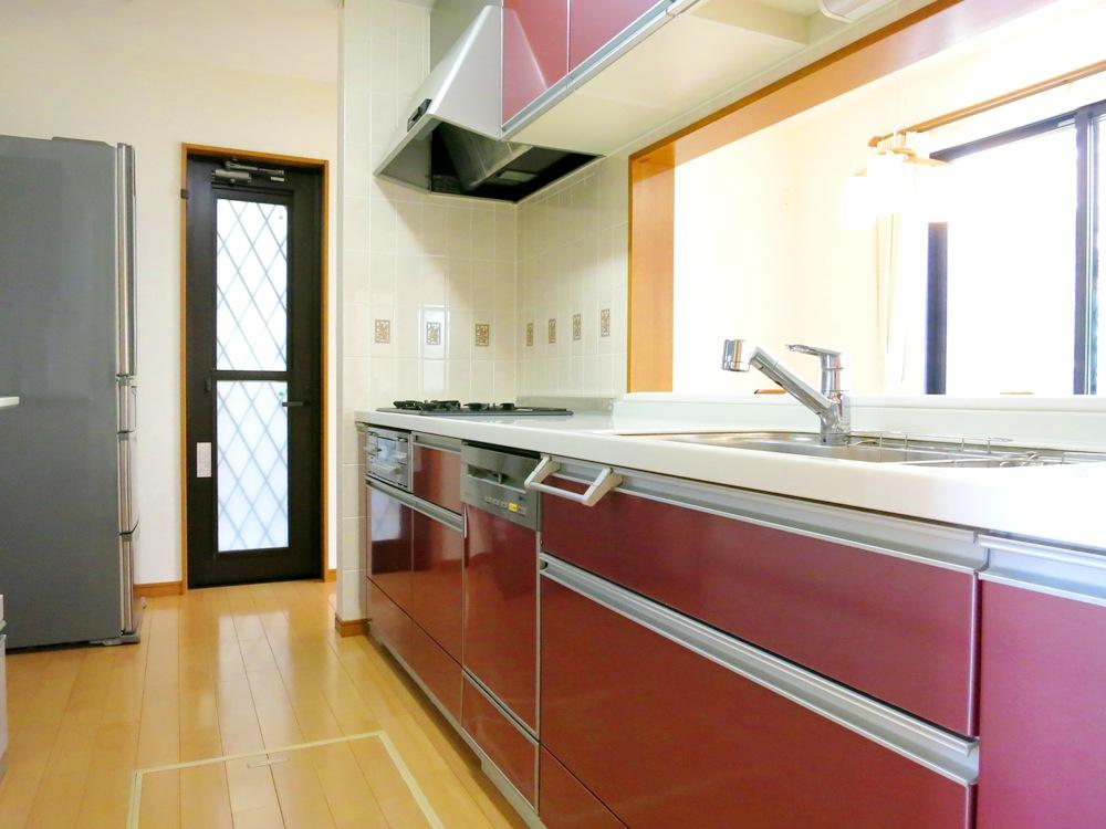 Kitchen. Built-in dishwasher with counter kitchen