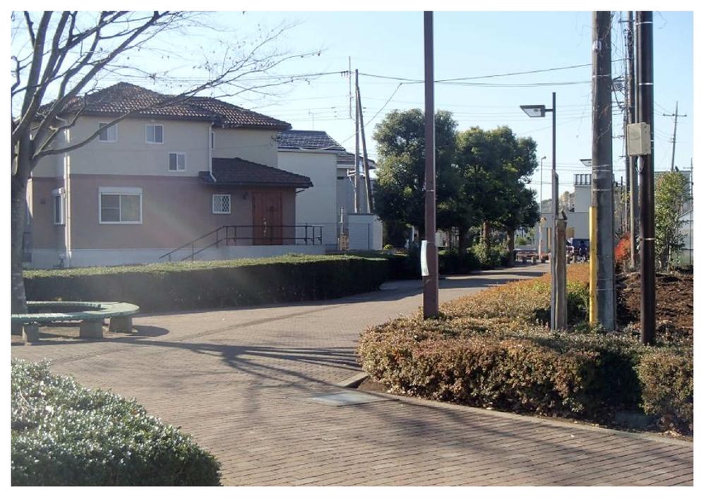 Local land photo. Local sidewalk (December 2014) Shooting Pedestrian road leading to KitaSosen "west Shirai Station"