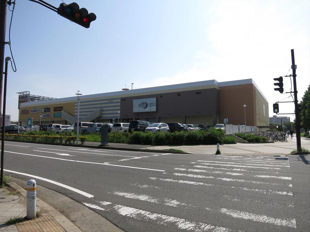 Shopping centre. The ion 100 yen shops and Don Quixote, There is also such as Kojima Denki