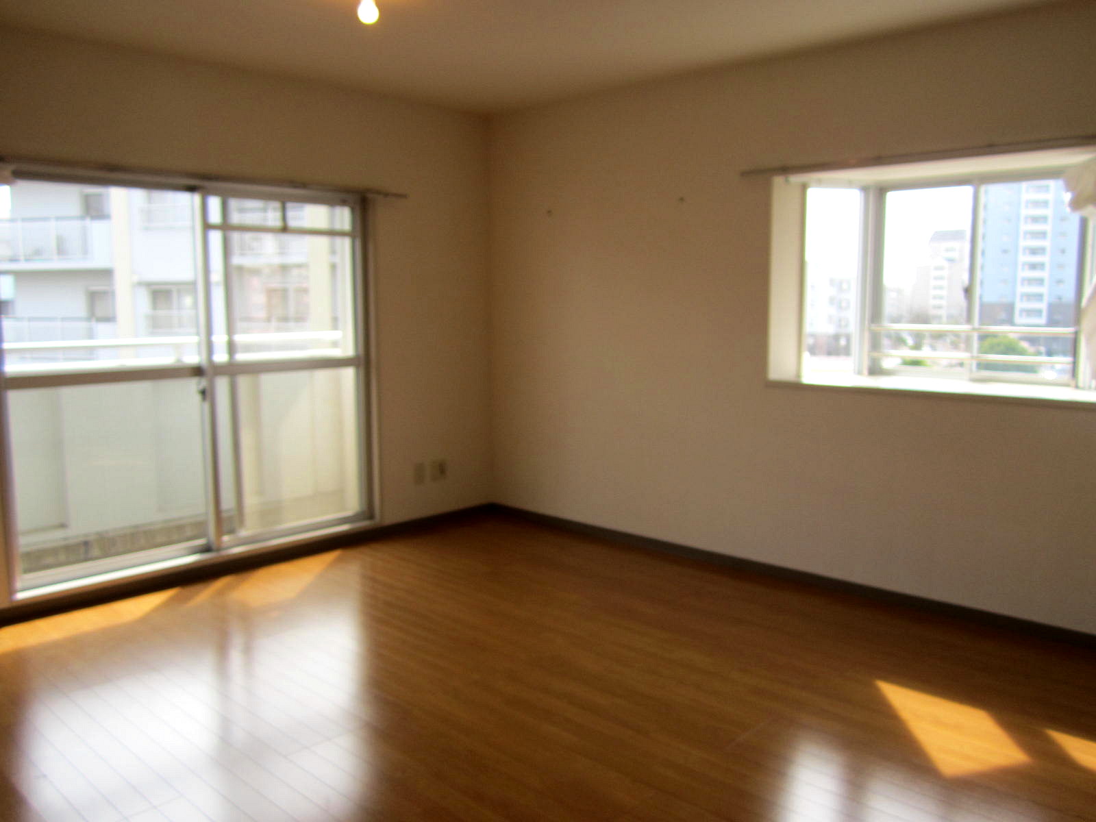Living and room. A bay window 10.4 tatami mats of bright living room