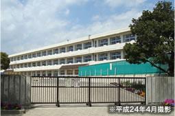 Primary school. Kuranami about from elementary school up to 650m Nagaura Station 1.2km Set up a special class before the exchange with children with disabilities is generally, It has continued a long exchange with special needs school.