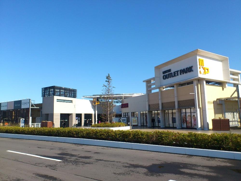 Shopping centre. 2500m to Mitsui Outlet Park Kisarazu
