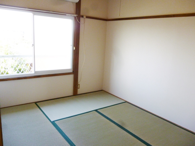 Living and room. North Japanese-style room with air conditioning