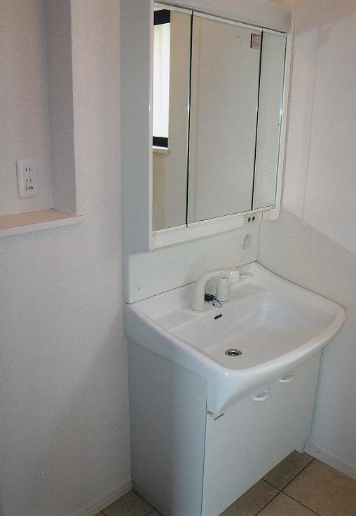 Wash basin, toilet. Spacious wash room of the space