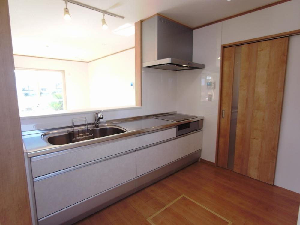 Kitchen. Living overlooks face-to-face kitchen. Also the work of your kitchen while watching TV We are Konase.