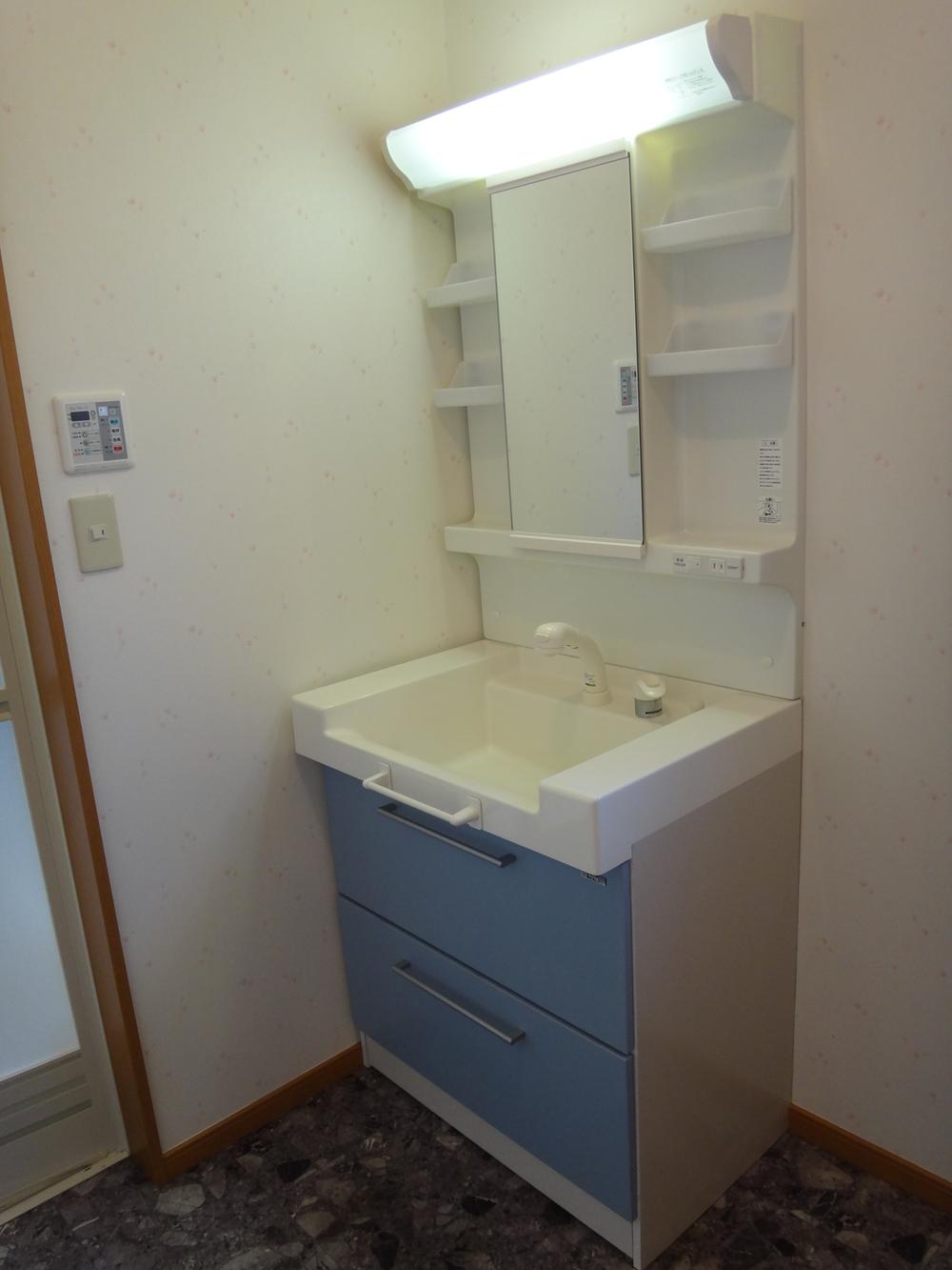 Wash basin, toilet. Room (May 2012) shooting