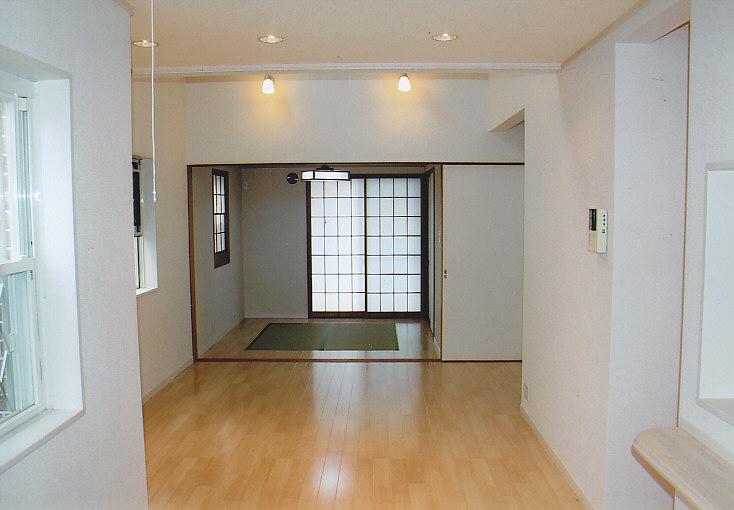 Living. Easy-to-use LDK next to Japanese-style room