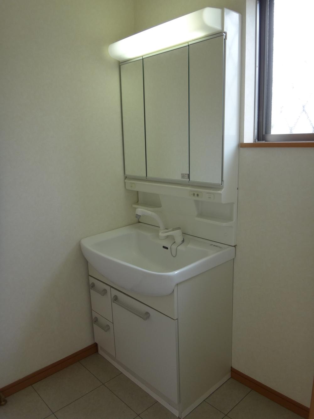 Wash basin, toilet. Indoor (June 2012) shooting