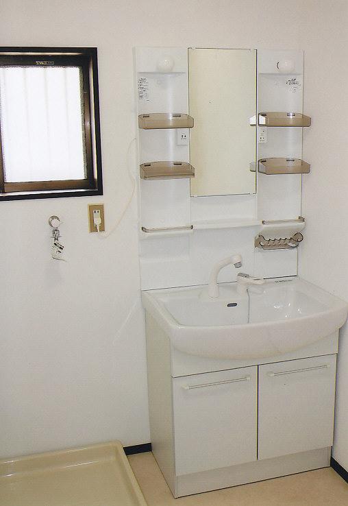 Wash basin, toilet. A little wash room of spread