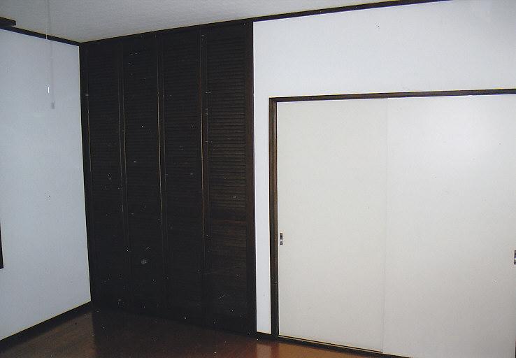 Other introspection. Plenty of storage closet and MonoIri