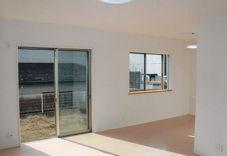 Living. Facing south in the day good LDK