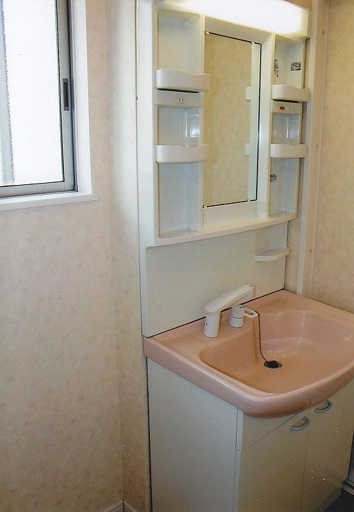 Wash basin, toilet. Wash room of Chiyotto spread