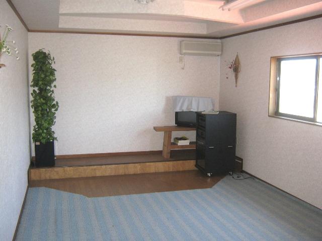 Non-living room. Second floor
