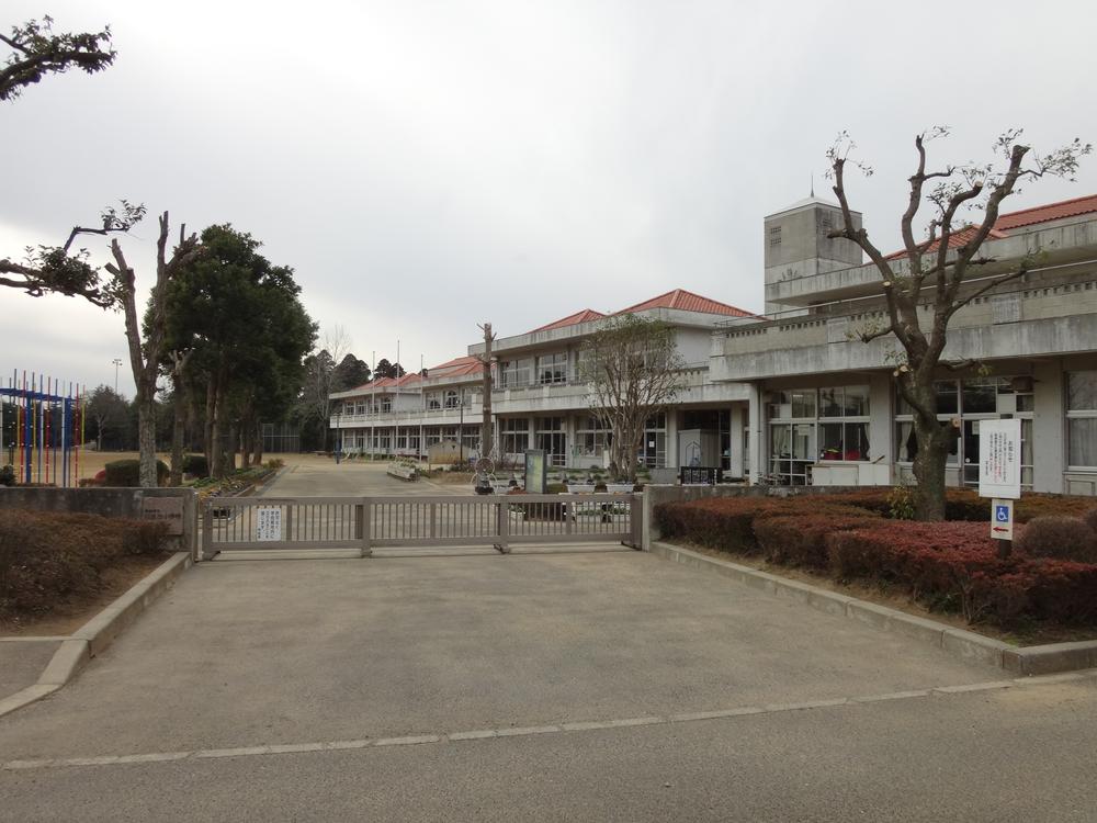 Primary school. Hiyoshidai is Hiyoshidai elementary school in the 1400m walk 17 minutes to the elementary school.