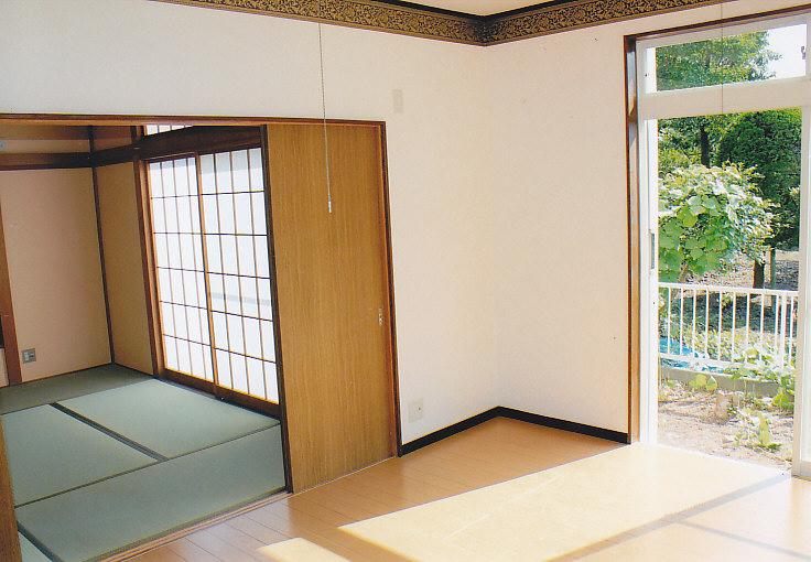 Living. Next to the easy-to-use LDK is Japanese-style room