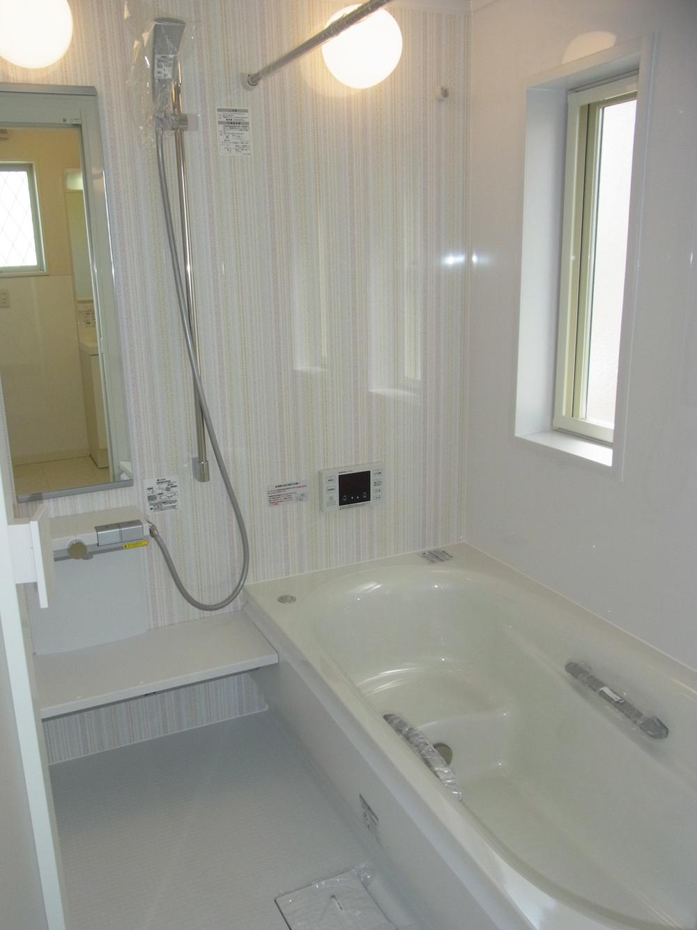 Bathroom. Construction example: a bath with cleanliness Is changed freely the height of the shower It has become a mounting.